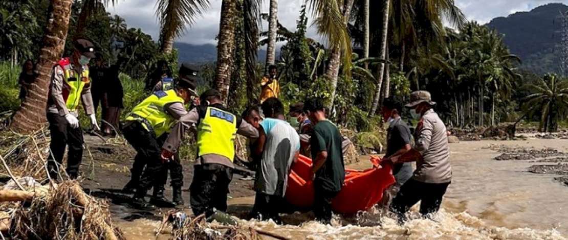 Proses evakuasi korban banjir dan longsor di Agam, Sumatera Barat (dok:Reuters)