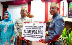HUT Selayar ke-420, Gubernur Sulsel Serahkan Bantuan Keuangan Rp15 Miliar
