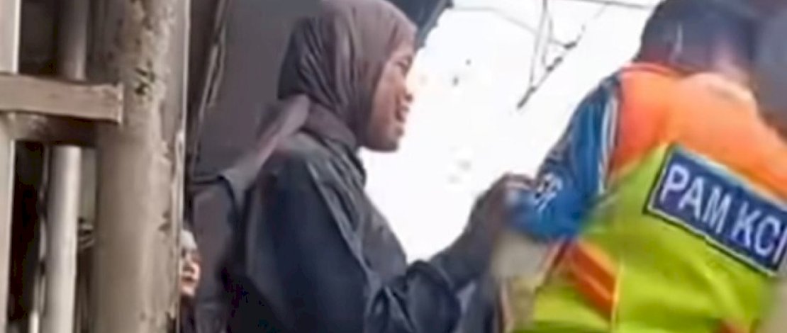 Nyaris Celaka! Petugas KRL  Nyaris Tertabrak Kereta Gegara Didorong Seorang Wanita, Viral di Medsos