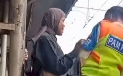 Nyaris Celaka! Petugas KRL  Nyaris Tertabrak Kereta Gegara Didorong Seorang Wanita, Viral di Medsos