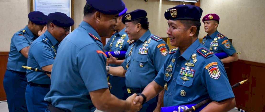 Komandan Kodaeral VI Laksamana Muda TNI Andi Abdul Aziz, S.H., M.M., resmi menerima Brevet Kehormatan Penerbangan TNI Angkatan Laut.