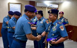 Kobarkan Sinergi Udara dan Laut, Komandan Kodaeral VI Terima Brevet Kehormatan Penerbangan TNI AL