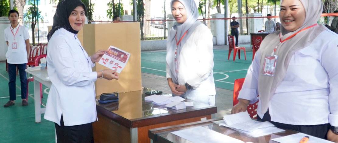 Wakil Wali Kota Makassar, Aliyah Mustika Ilham, memberikan hak suara pada pemilihan Ketua RT di TPS 01 RT 03 RW 01, Kelurahan Mangkura, Kecamatan Ujung Pandang, yang digelar di Lapangan Tennis Gedung Mulo, Rabu, 3 Desember 2025.
