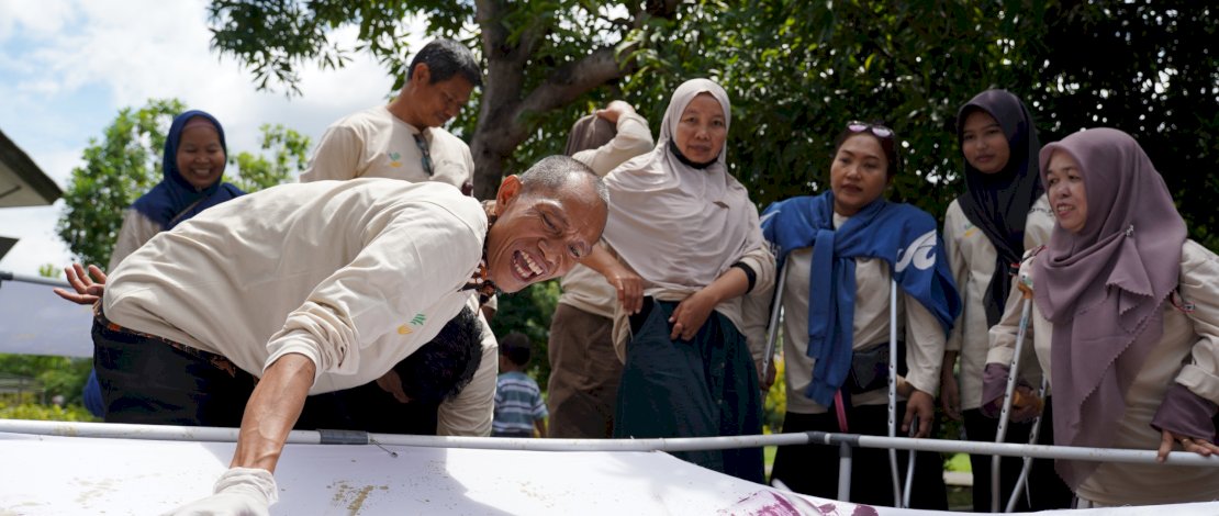 SPJM melatih penyandang disabilitas membuat batik ciprat dan tote bag.