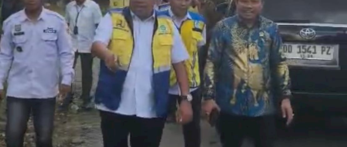 Bupati Takalar Mohammad Firdaus Daeng Manye, meninjau hasil pengerjaan jalan di Desa Balangtanaya, Kecamatan Polongbangkeng Timur, Kabupaten Takalar, Rabu, 3 Desember 2025.