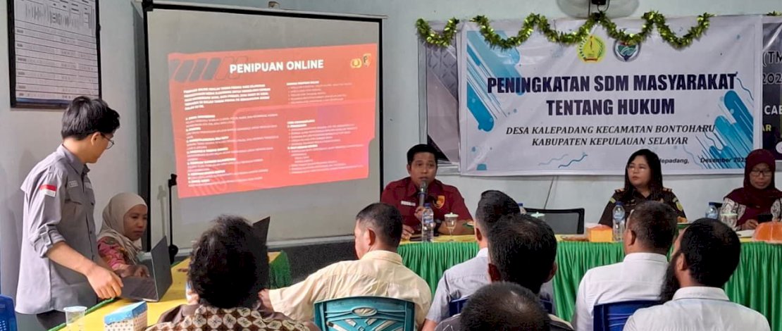 KBO Satreskrim Polres Selayar Ipda Muh Regsan, melaksanakan sosialisasi hukum kepada masyarakat Desa Kalepadang, Kecamatan Bontoharu, dengan fokus edukasi peningkatan kewaspadaan terhadap penipuan online.