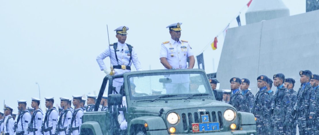 Wakil Komandan Komando Daerah Angkatan Laut (Wadan Kodaeral) VI Laksamana Pertama TNI Dr. Arya Delano, S.E., M.Pd., M.Han. mewakili Komandan Kodaeral VI Laksamana Muda TNI Andi Abdul Aziz, S.H., M.M. memimpin secara langsung Upacara Parade Peringatan Hari Armada Republik Indonesia Tahun 2025, Jumat, 5 Desember 2025.
