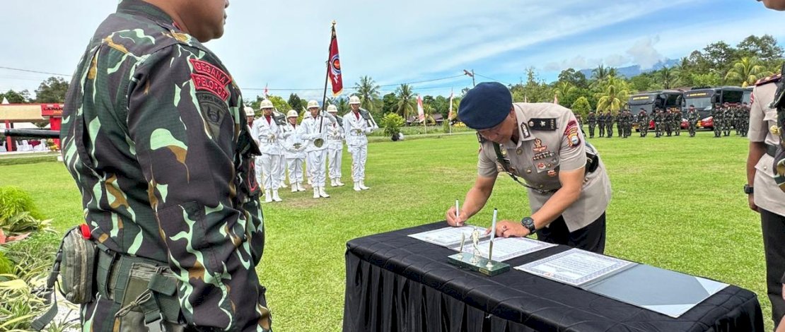Satuan Brimob Polda Sulsel melaksanakan upacara Serah Terima Jabatan (Sertijab) Komandan Batalyon (Danyon) D Pelopor, di Mako Yon D, Kabupaten Luwu Utara, Jumat, 5 Desember 2025.