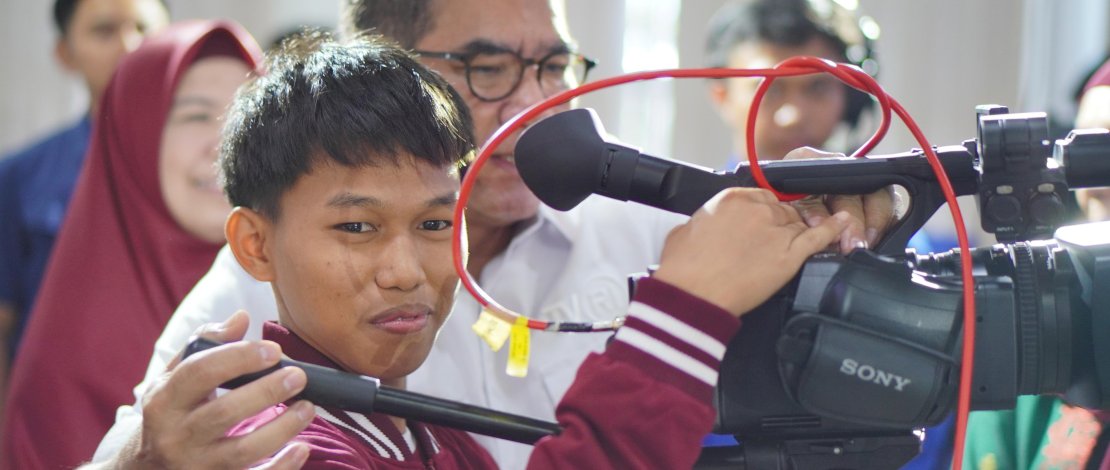 Direktur Utama LPP TVRI, Iman Brotoseno, mengajarkan para siswa sekolah rakyat di Kota Makassar membuat film, Sabtu, 6 Desember 2025.
