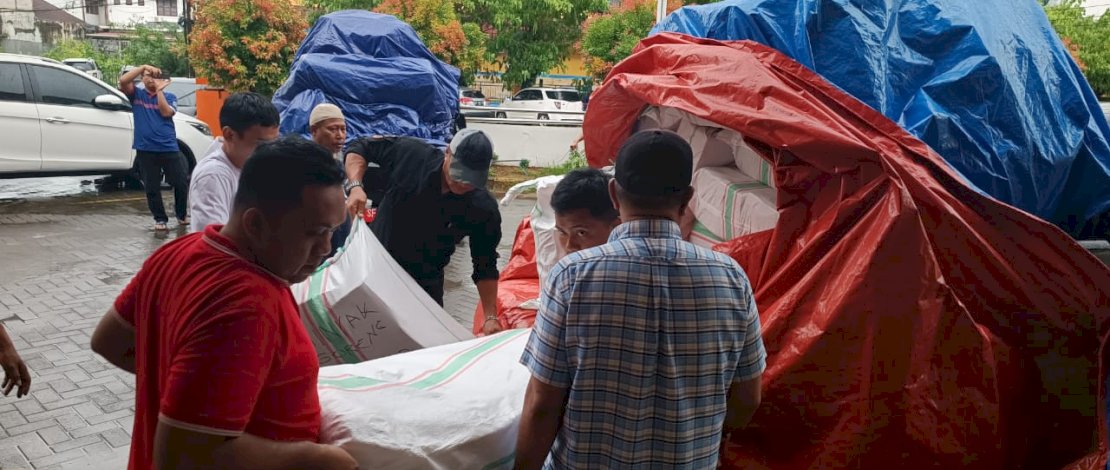 Pemprov Sulsel mengirimkan bantuan berupa sembako dan perlengkapan bayi untuk korban bencana di Pulau Sumatera melalui PT Pos Indonesia.
