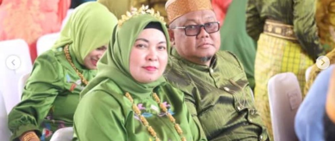 Kadis Kearsipan Makassar Fahyuddin dan Istri Hadiri Upacara HUT Kota Makassar ke-418 di Lapangan Karebosi