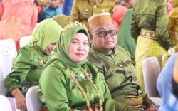 Kadis Kearsipan Makassar Fahyuddin dan Istri Hadiri Upacara HUT Kota Makassar ke-418 di Lapangan Karebosi