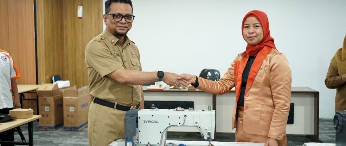 Dinas Koperasi Makassar Serahkan Mesin Jahit untuk Perkuat UMKM,Dorong Produksi dan Pembukaan Lapangan Kerja