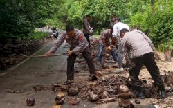 Personel Polres Selayar Bantu Warga Bersihkan Jalan yang Tertutup Sampah dan Lumpur Akibat Hujan Deras
