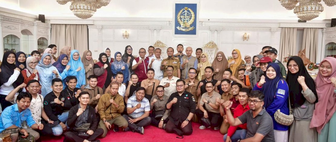 Gubernur Sulsel, Andi Sudirman Sulaiman, resmi melepas 100 orang tenaga kesehatan untuk diperbantukan dalam penanganan bencana di Kabupaten Aceh Tamiang, Provinsi Aceh, Senin, 8 Desember 2025.