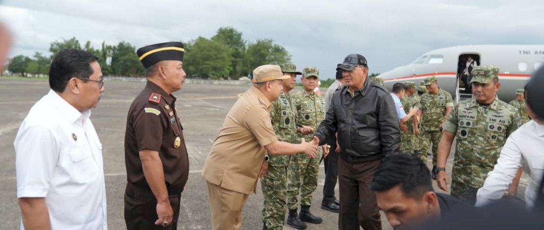 Wali Kota Makassar Jemput Menhan Sjafrie Sjamsoeddin di Lanud Sultan Hasanuddin