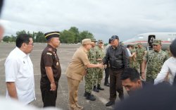 Wali Kota Makassar Jemput Menhan Sjafrie Sjamsoeddin di Lanud Sultan Hasanuddin