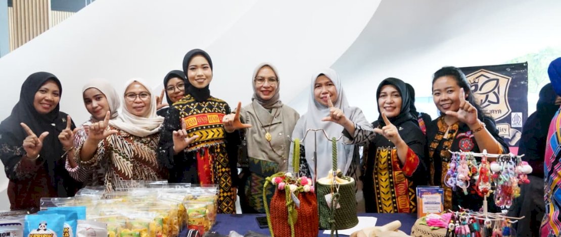 Ketua Dekranasda Kabupaten Luwu Timur, Ani Nurbani Irwan, menghadiri acara pembukaan UMKM FI3STA 2025 yang berlangsung di Hotel Mercure Makassar Nexa Pettarani, Jumat, 14 November 2025.