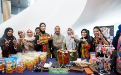 UMKM FI3STA 2025, Ketua Dekranasda Ani Nurbani Promosikan Produk Unggulan Luwu Timur