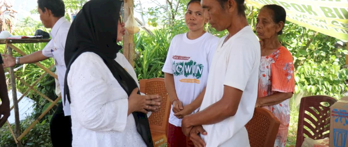Wakil Bupati Luwu Timur, Puspawati Husler menunjukkan kepedulian terhadap warganya dengan mengunjungi keluarga korban kebakaran rumah di Desa Cendana Hitam, Kecamatan Tomoni Timur, Rabu, 5 November 2025.