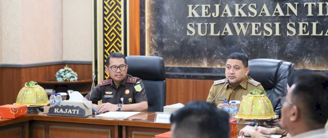 Wali Kota Munafri Arifuddin bertemu Kepala Kejaksaan Tinggi Sulawesi Selatan, Didik Farkhan Alisyahdi, bersama jajaran Kejati di Kantor Kejati Sulsel, Selasa (9/12/2025). Pertemuan ini membahas langsung persoalan hukum dan pengelolaan yang melilit Pasar Butung.