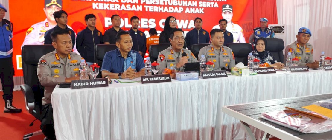 Kapolda Sulsel, Irjen Pol Djuhandhani Rahardjo Puro, didampingi Kapolres Gowa, saat Konferensi Pers di Mapolres Gowa, Selasa, 9 Desember 2025