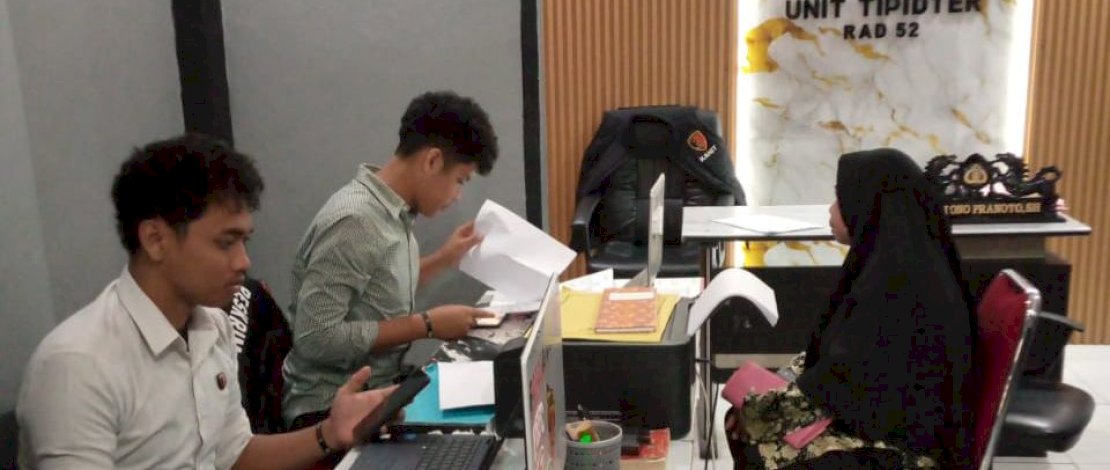 Korban penipuan online, BA, saat melapor ke Polres Kepulauan Selayar, Rabu, 10 Desember 2025.