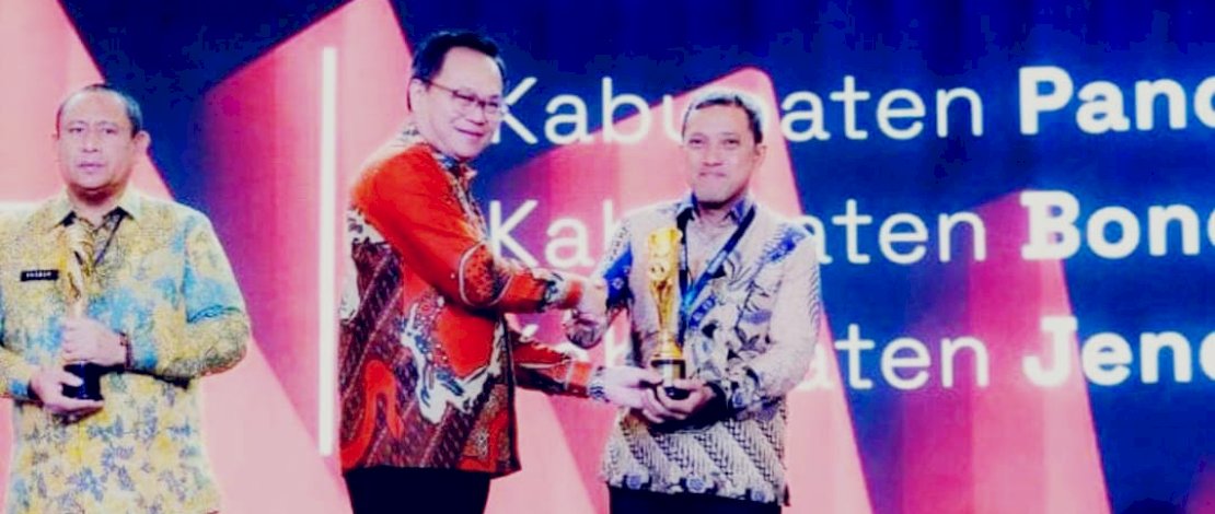 Bupati Jeneponto, Paris Yasir, menerima penghargaan pada puncak acara IGA 2025 yang digelar di Kempinski Grand Ballroom, Jakarta Pusat, Rabu, 10 Desember 2025.
