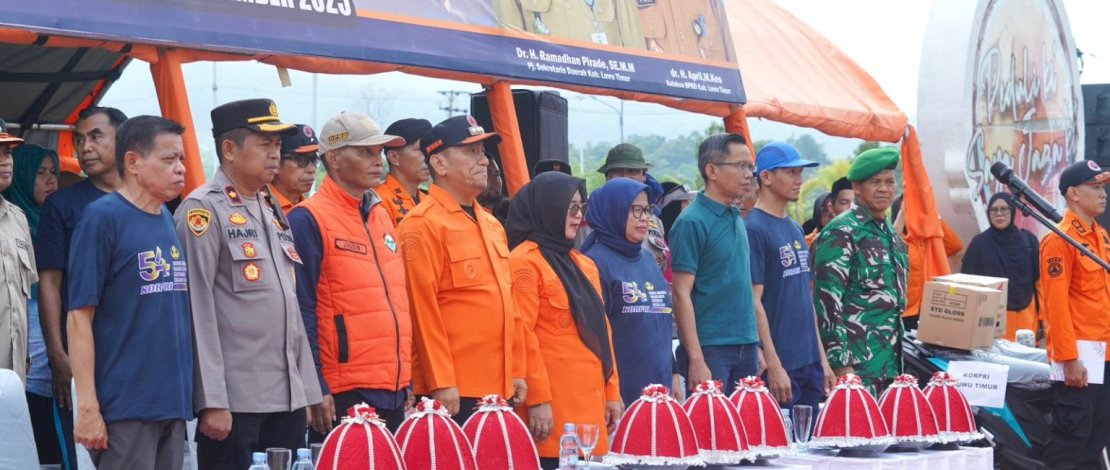 Bupati Luwu Timur, Irwan Bachri Syam, saat memimpin 
Apel Gelar Pasukan dan Peralatan Kesiapsiagaan Penanganan Bencana Alam, yang dilaksanakan di Bundaran Bumi Batara Guru, Malili, Sabtu, 29 November 2025.