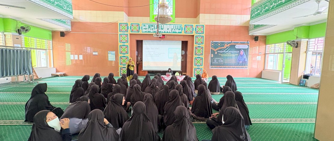 Pelatihan menulis antologi kelas XII dengan tajuk Menulis Ide dengan Cerita dan Kisah menjadi Karya Inspiratif dan Mencerahkan, yang dilaksanakan di Masjid Athirah Ummul Mukminin, Jl. KH. Abd Jabbar Asyiri Makassar, Rabu, 10 Desember 2025.