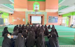 Latih Santriwati Menulis Antologi, Ponpes Ummul Mukminin Aisyiyah Hadirkan Akademisi Unismuh Jadi Pemateri