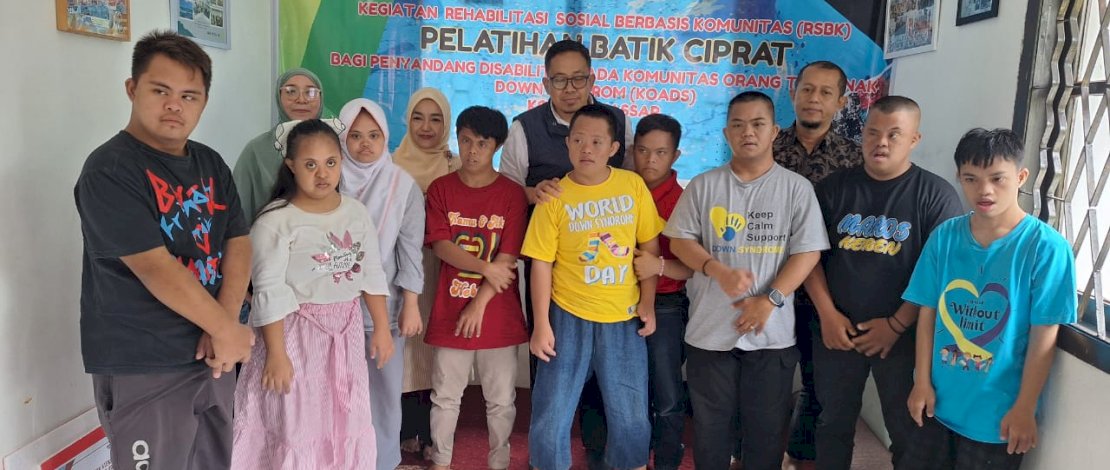 Sentra Wirajaya Makassar menggelar pelatihan membatik ciprat bagi Komunitas Orang Tua Anak Down Syndrome (KOADS) Makassar.