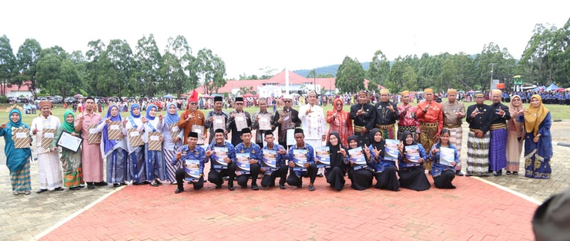 Bupati Luwu Timur Irwan Bachri Syam didampingi Wakil Bupati Puspawati Husler menyerahkan SK 624 Pegawai Pemerintah dengan Perjanjian Kerja (PPPK) Paruh Waktu, di Lapangan Pendidikan Malili, Kamis, 27 November 2025.