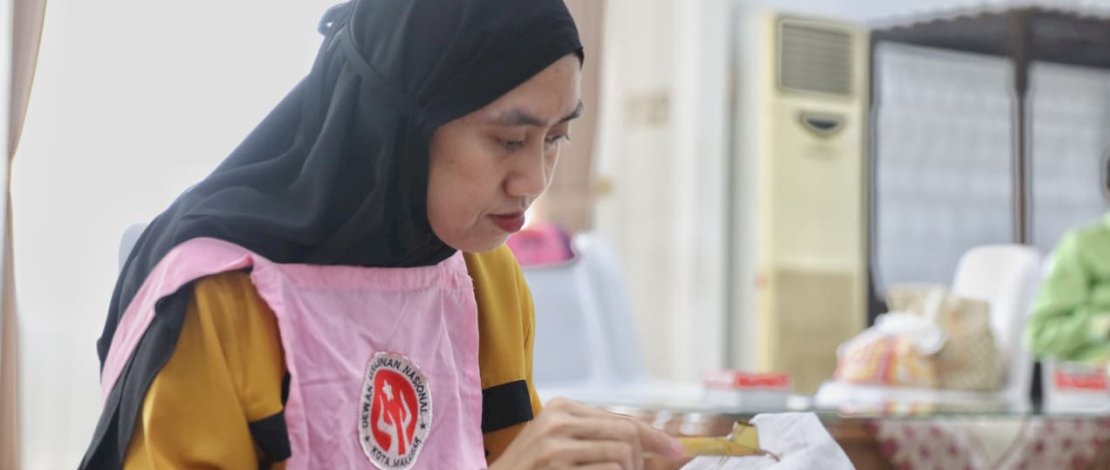 Dekranasda Kota Makassar sukses mencetak 30 pembatik melalui Pelatihan Batik Lontara yang digelar sebagai upaya pelestarian dan pengembangan wastra khas daerah. 