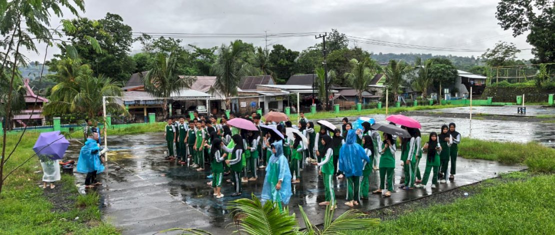 Siswa SMP Islam Athirah Bukit Baruga melaksanakan sejumlah kegiatan kemanusiaan di Desa Pucak, Kecamatan Tompobulu, Kabupaten Maros, pada 8&ndash;11 Desember 2025.