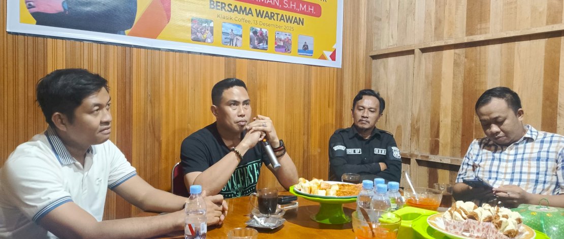 Dalam rangka perkenalan pejabat baru, Kasat Reskrim Polres Kepulauan Selayar Iptu Sukarman, S.H., M.H., didampingi Kanit Tipidter, Kanit Jatanras, Kasubsi Humas Polres Kepulauan Selayar, menggelar acara silaturahmi bersama sejumlah awak media, di Klasik Cofee, Sabtu malam, 13 Desember 2025.