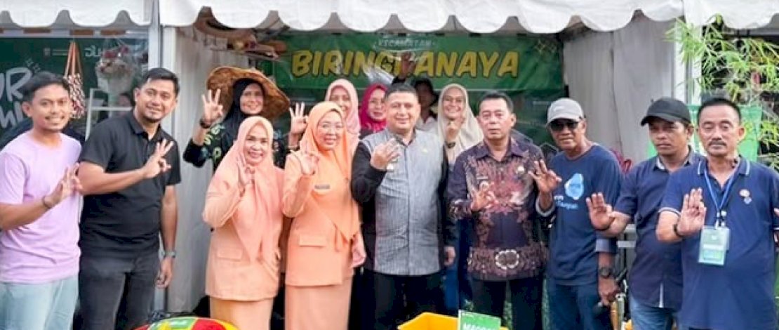 Booth Kecamatan Biringkanaya Tarik Perhatian Wali Kota Makassar di Festival Daur Bumi 2025
