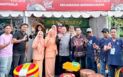 Booth Kecamatan Biringkanaya Tarik Perhatian Wali Kota Makassar di Festival Daur Bumi 2025