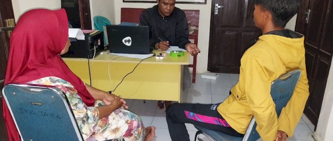 Keluarga korban TPPO, Andi Arung, saat melapor ke Polsek Takabonerate.