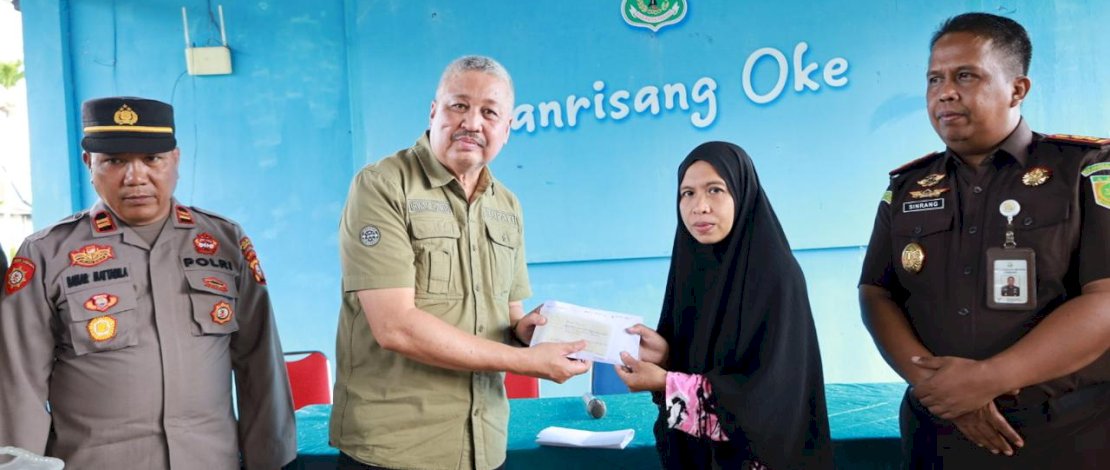 Pemerintah Kabupaten Pinrang menyalurkan bantuan tunai penanggulangan bencana senilai Rp216 juta kepada 55 warga yang terdampak angin puting beliung di Kecamatan Lanrisang dan Mattiro Bulu.