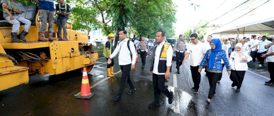 Gubernur Sulawesi Selatan, Andi Sudirman Sulaiman, secara resmi melakukan groundbreaking atau peletakan batu pertama Penanganan Preservasi Jalan Paket 1 melalui skema Multi Years Contract (MYC) Tahun Anggaran 2025-2027, di Jalan Lenjen Hertasning, Kota Makassar, Rabu, 17 Desember 2025.