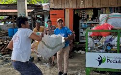 Lurah Panyula Bersama Warga Bersihkan Sampah Sungai yang Viral di Media Sosial