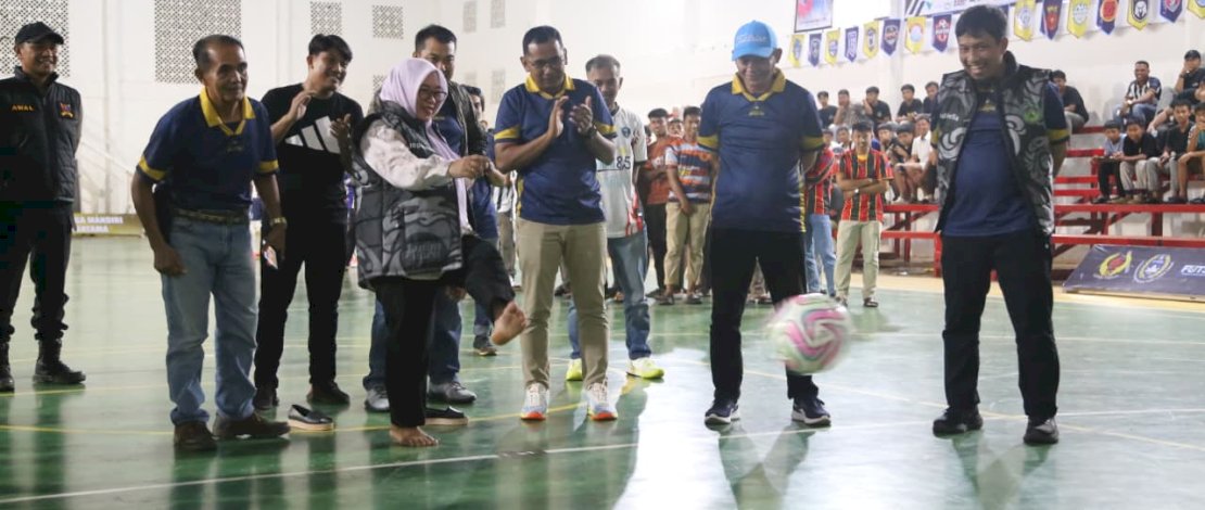 Wakil Bupati Luwu Timur, Puspawati Husler, secara resmi membuka Futsal Tournament Uncledils MGM Tahun 2025 yang digelar di GOR Malili, Rabu malam, 17 Desember 2025.