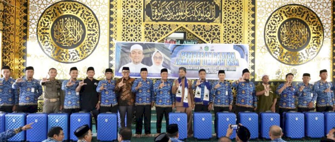 Para pegawai yang dihadiahi umroh dilepas secara resmi oleh Bupati Luwu Timur, Irwan Bachri Syam, di Masjid Amirul Mukminin, Senin, 1 Desember 2025.