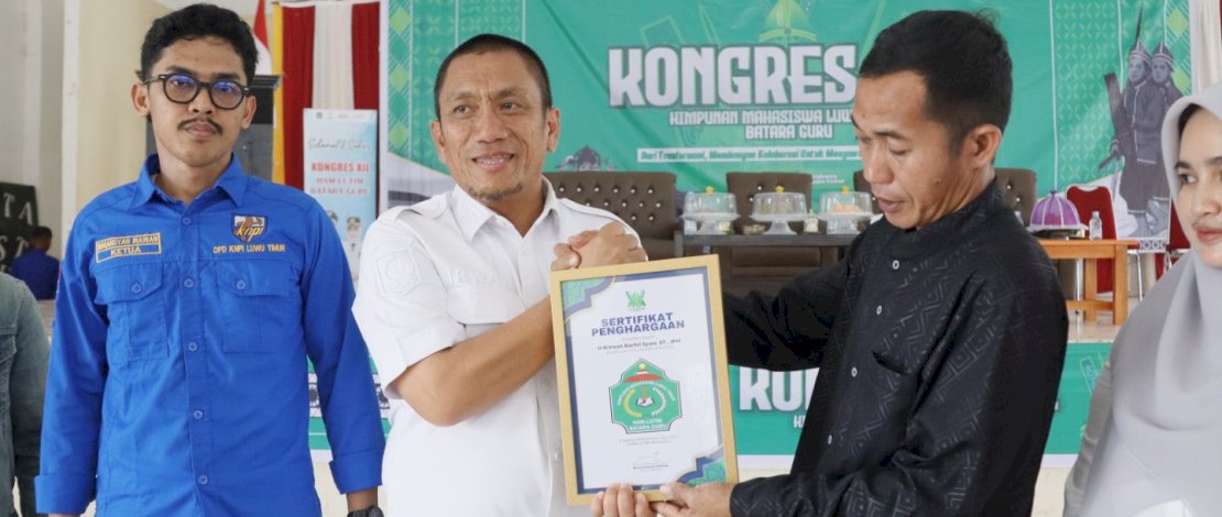 Bupati Luwu Timur, Irwan Bachri Syam menghadiri Kongres XII Himpunan Mahasiswa (HAM) Luwu Timur Batara Guru yang digelar di Aula Kantor Kecamatan Angkona, Jum&rsquo;at, 5 Desember 2025. 