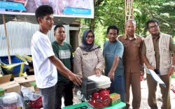 Puspawati Husler Serahkan Bantuan Sarana  Budidaya Ikan di Desa Atue