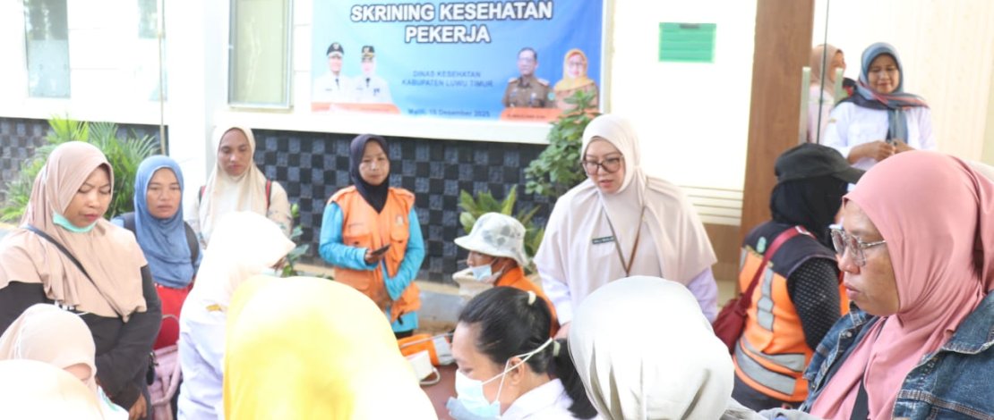 Dinas Kesehatan menggelar kegiatan Skrining Kesehatan Kerja bagi para pekerja di halaman kantor Dinas Lingkungan Hidup Luwu Timur, Rabu, 10 Desember 2025.