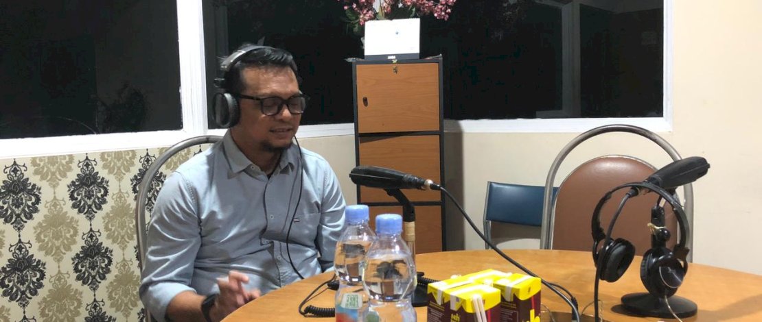 Kepala Dinas Koperasi dan Usaha Kecil Menengah (UKM) Kota Makassar, Arlin Ariesta, S.STP., M.Si, menjadi narasumber dalam program bincang santai Pacarita&rsquo;na yang disiarkan oleh Radio Gamasi, Rabu, 17 Desember 2025.