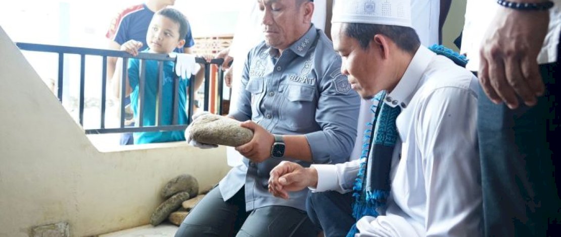 Bupati Luwu Timur, Irwan Bachri Syam, melakukan peletakan batu pertama pembangunan Masjid Al-Ma&rsquo;un di Lorong 2, Desa Puncak Indah, Kecamatan Malili, Jum&rsquo;at, 7 Desember 2025.