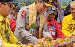 Personel Brimob Tuntaskan Pembangunan Jembatan Gantung di Soppeng, Kapolda Sulsel: Jaga dan Manfaatkan